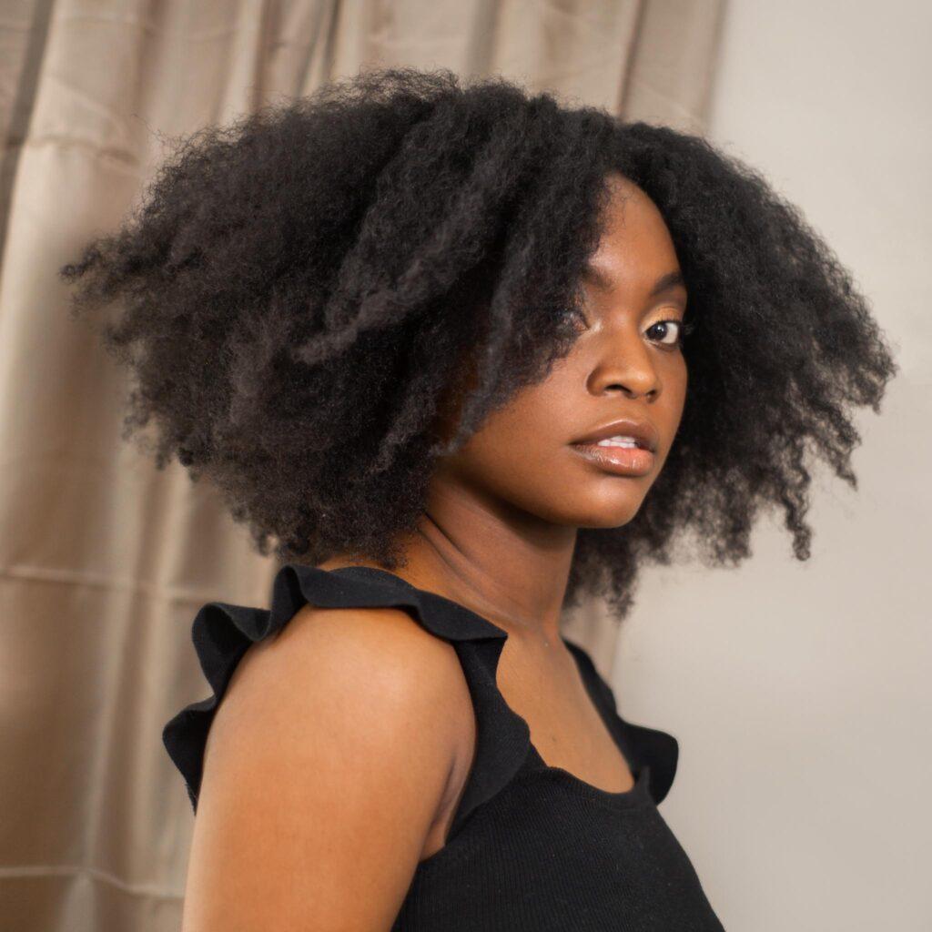 femme-cheveux-crepus-lesatelierscrepus