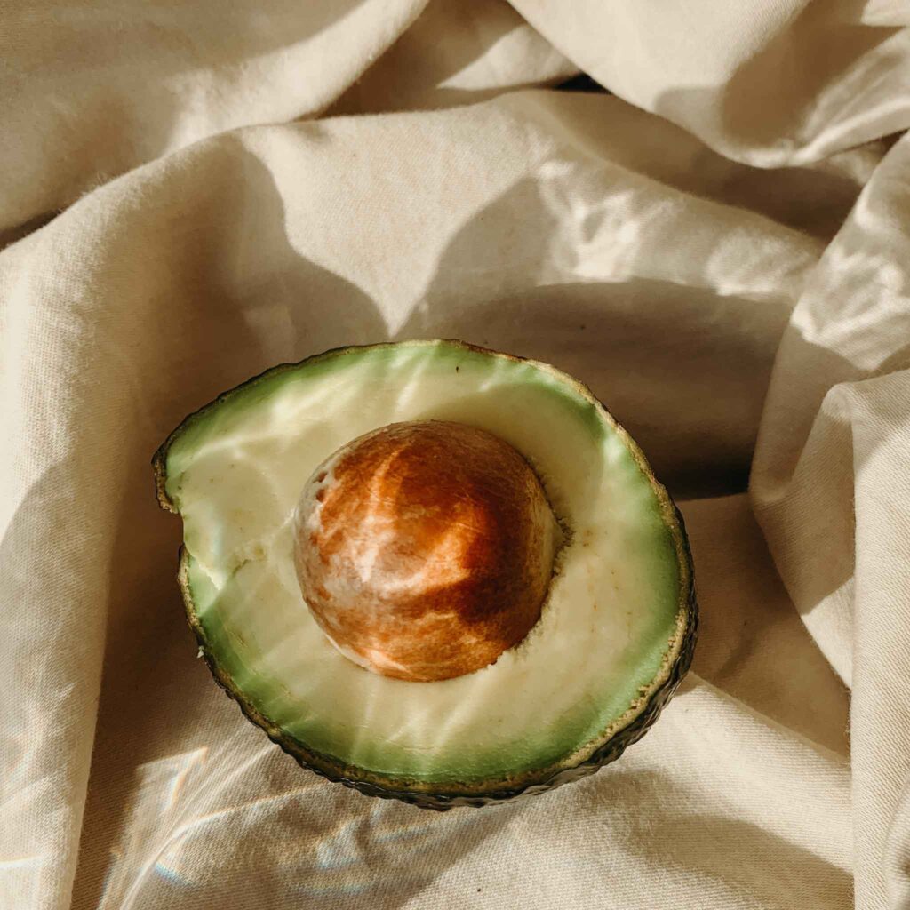 beurre-avocat-cheveux-lesatelierscrepus